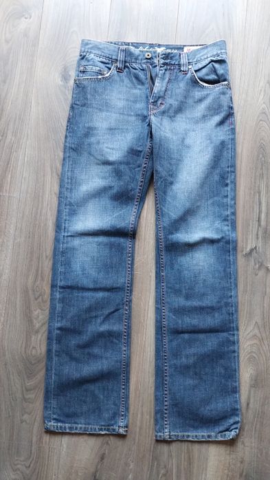 Vând blugi
Ba basic maro 38/28
New Sky 31 gri închis 
Skinny & denim g