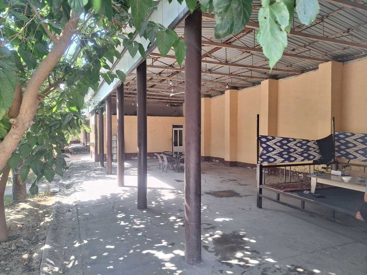 Qumqorgon tumanida bino inshoot bolib tolash sharti asosida sotilmoqda