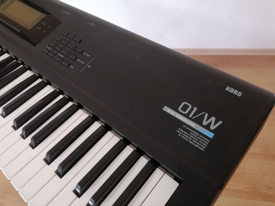 KORG 01/W sintetizator orga pian midi controller
