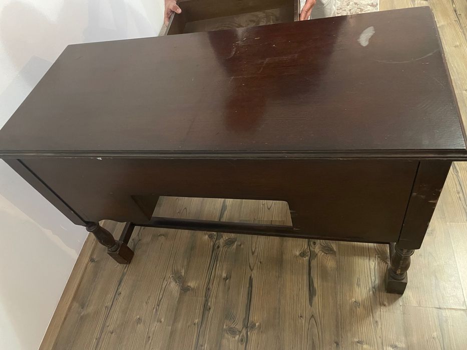 Piesa de mobilier din lemn masiv