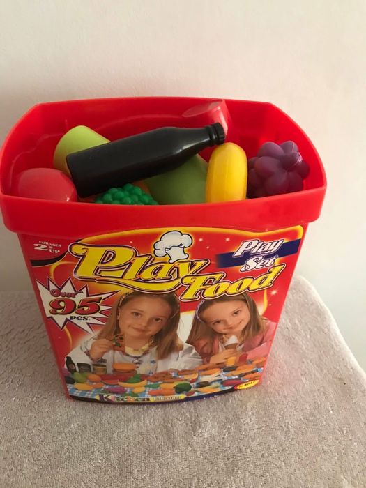 Детска дървена кухня -нова! + кутия с продукти за готвене