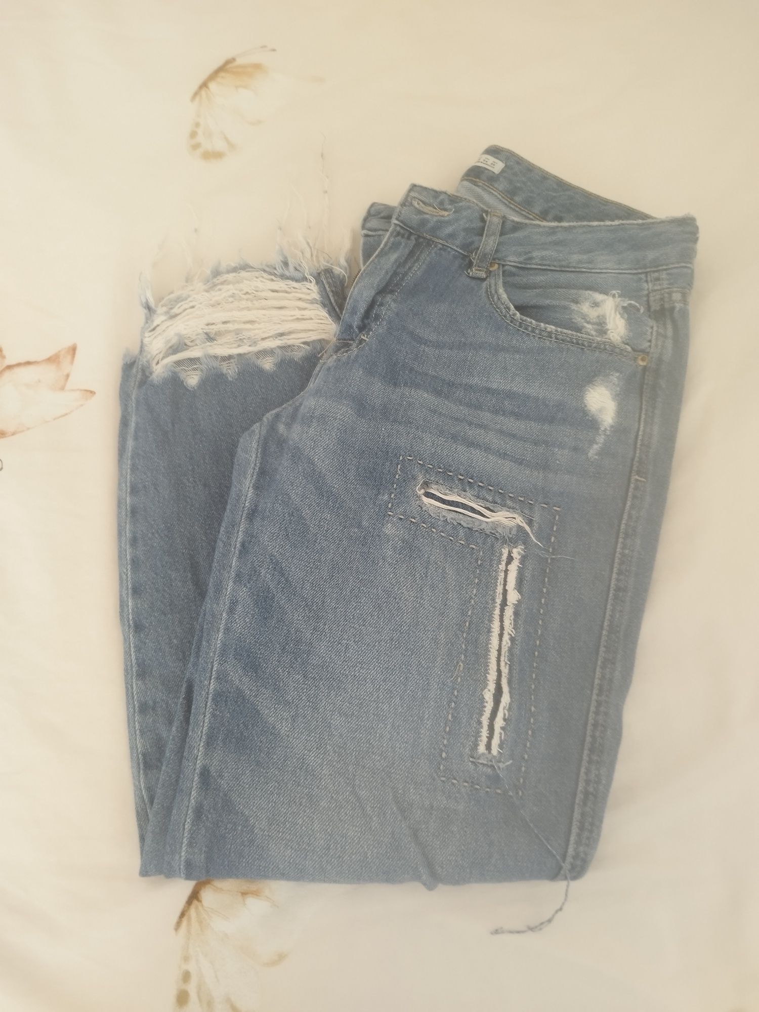 Бели и светло сини дънки на Zara