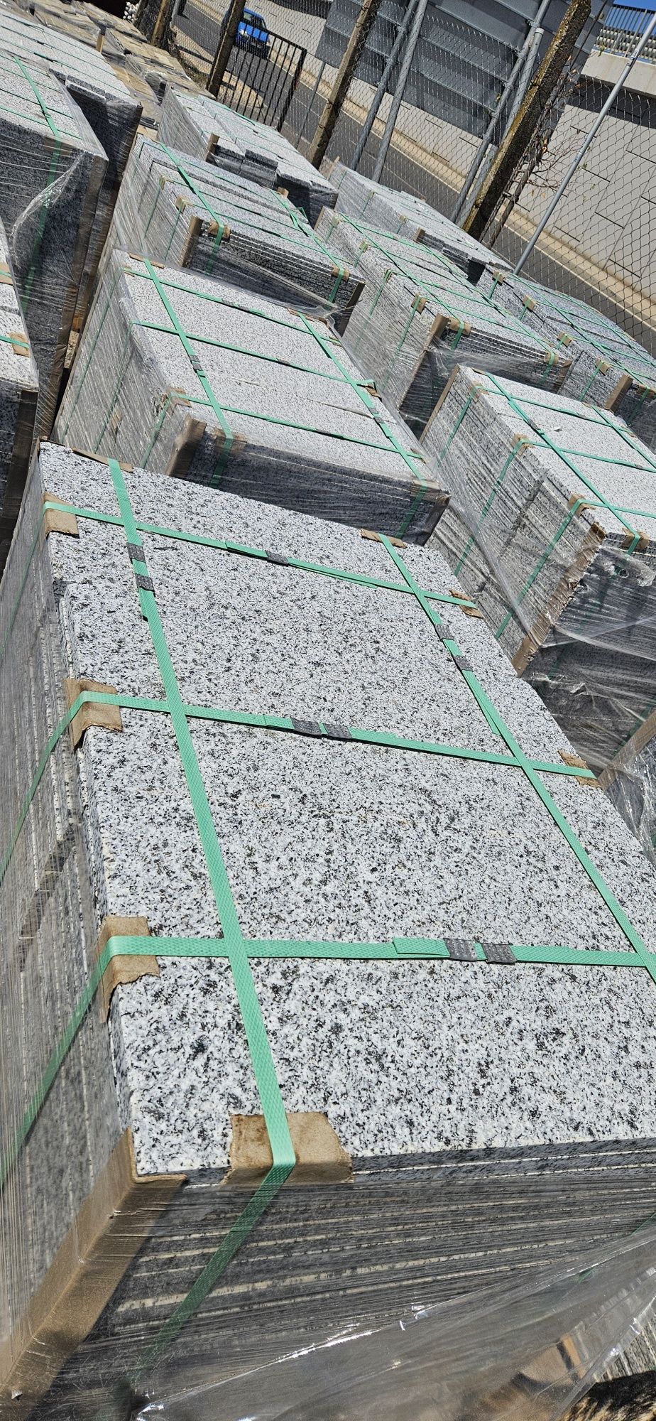 Продавам гранит 60x30х2  термолющен