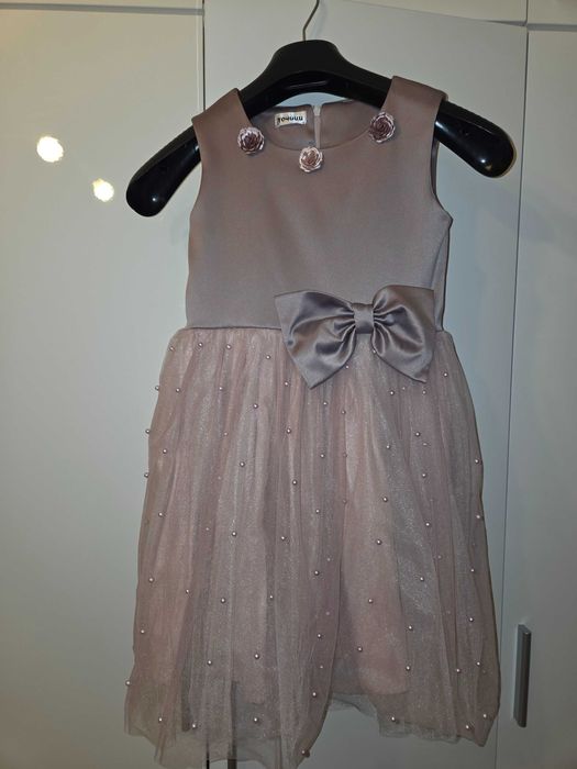 Детска рокля р-р между 128-134 Точици, носена 2 пъти, без забележки