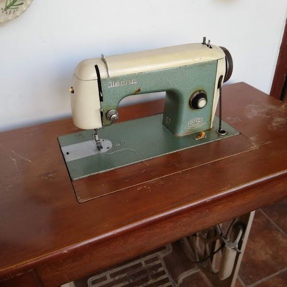 Mașina de cusut Ileana