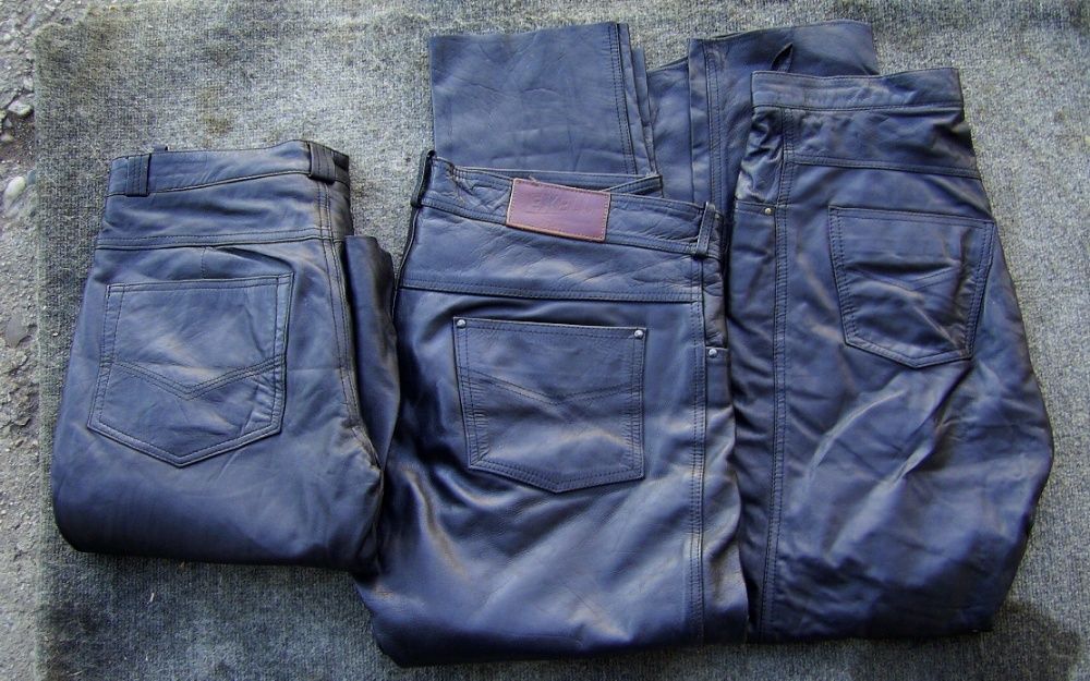 Pantaloni piele si manusi moto