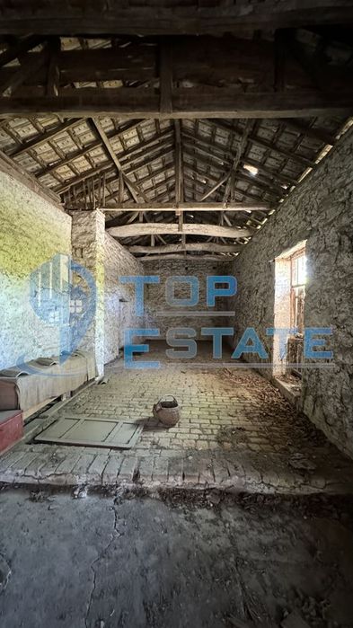 Тухлена къща с голяма стопанска постройка и кладенец в с. Куцина, обл