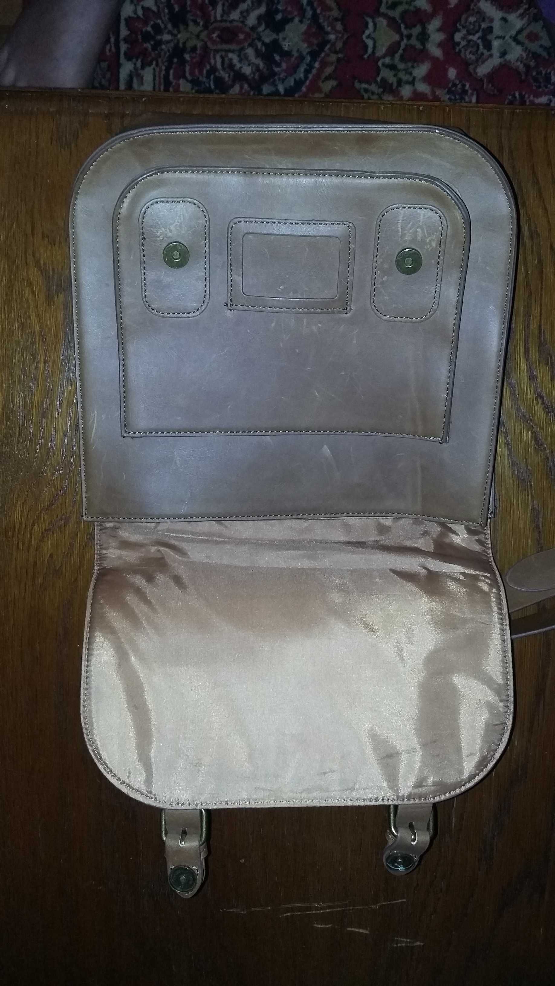 Vand geanta de  umar barbati H&M culoare maro , 25cm/25cm.