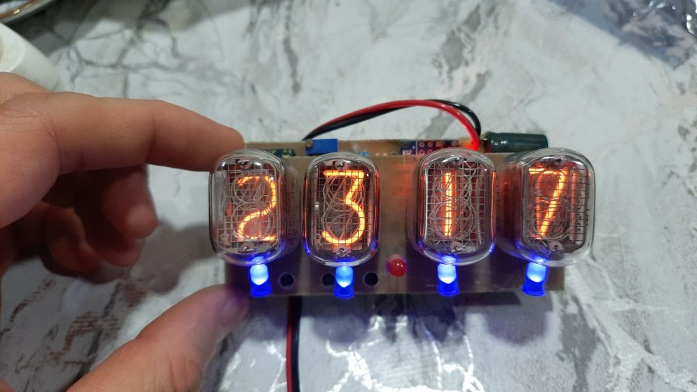 Часы на газоразрядных индикаторах ИН-12.