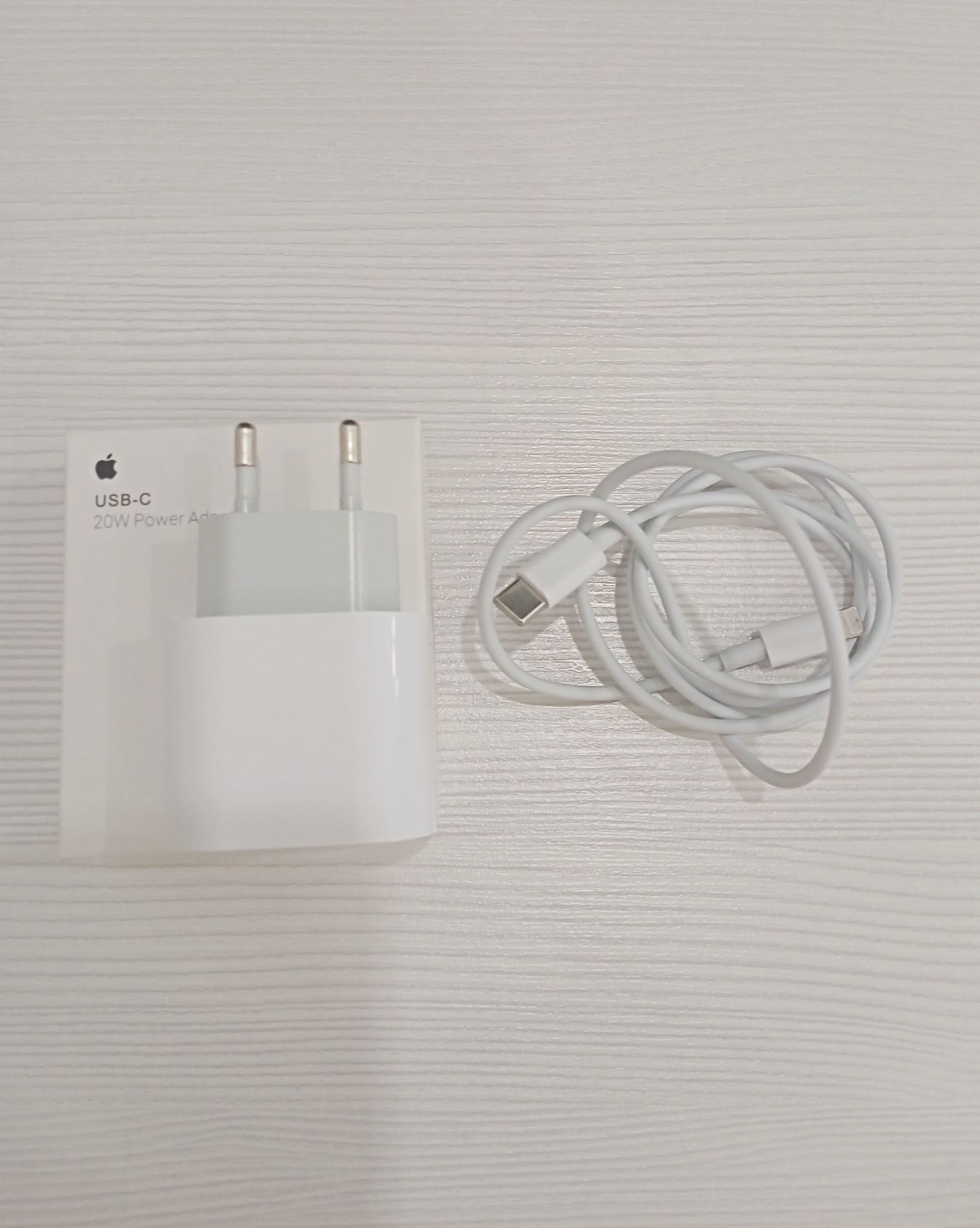 Продам зарядку на iphone (адаптер и кабель)  type-c to lightning