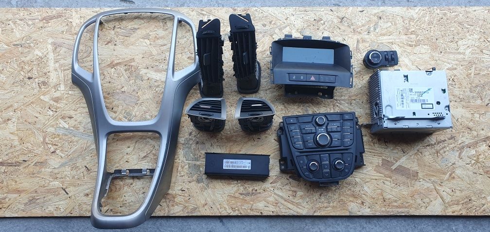 Grilă / consolă Opel Astra J bloc lumini /  panou AC radio MP3 confort