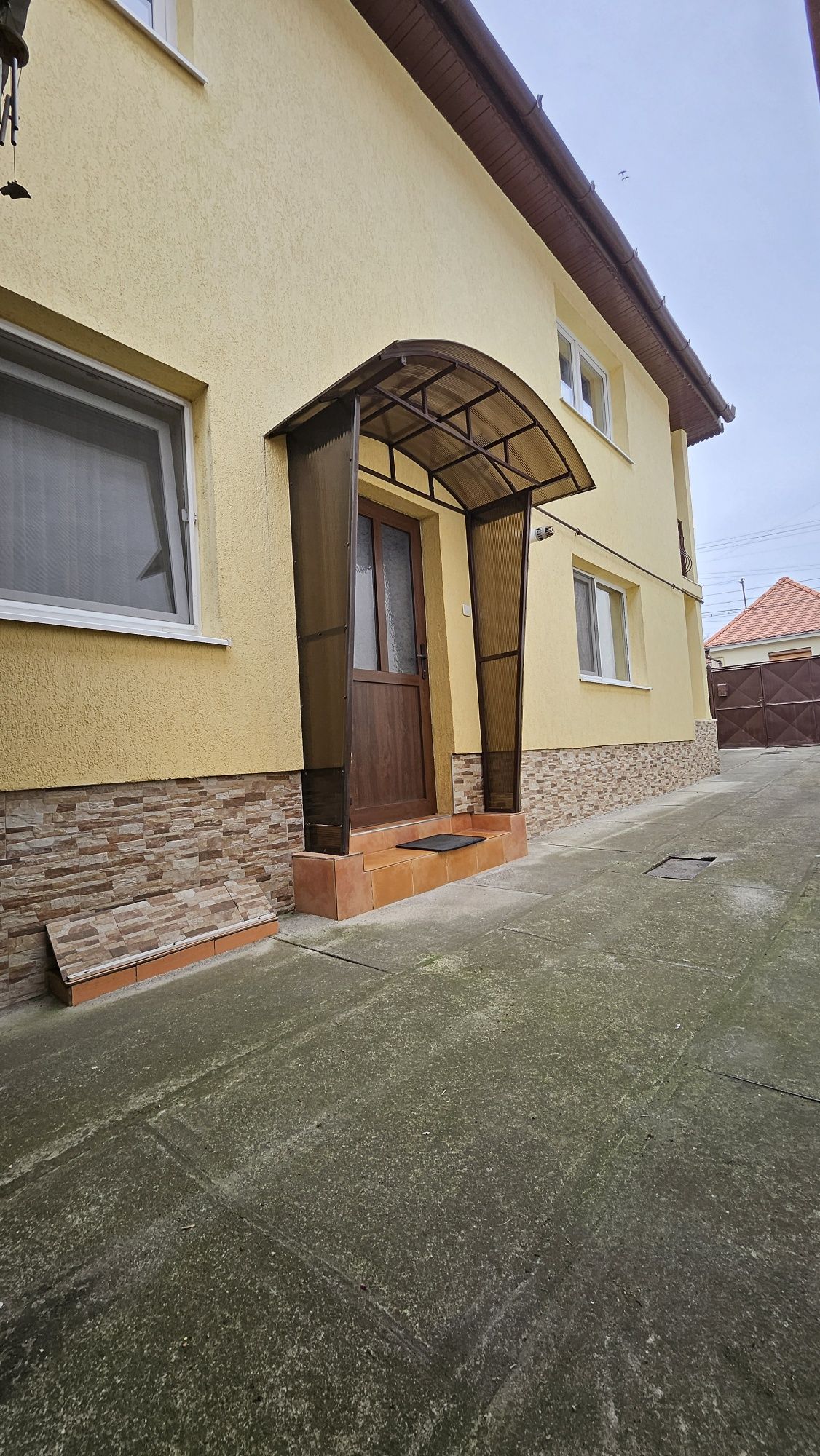 CASA DE VANZARE CU 5 CAMERE, str DD Rosca  460mp teren, în Turnisor