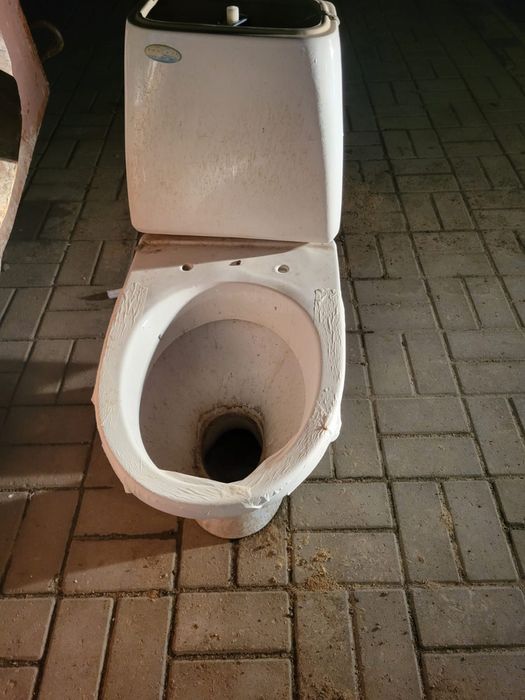 Продаётся унитаз с бочком, для ремонта