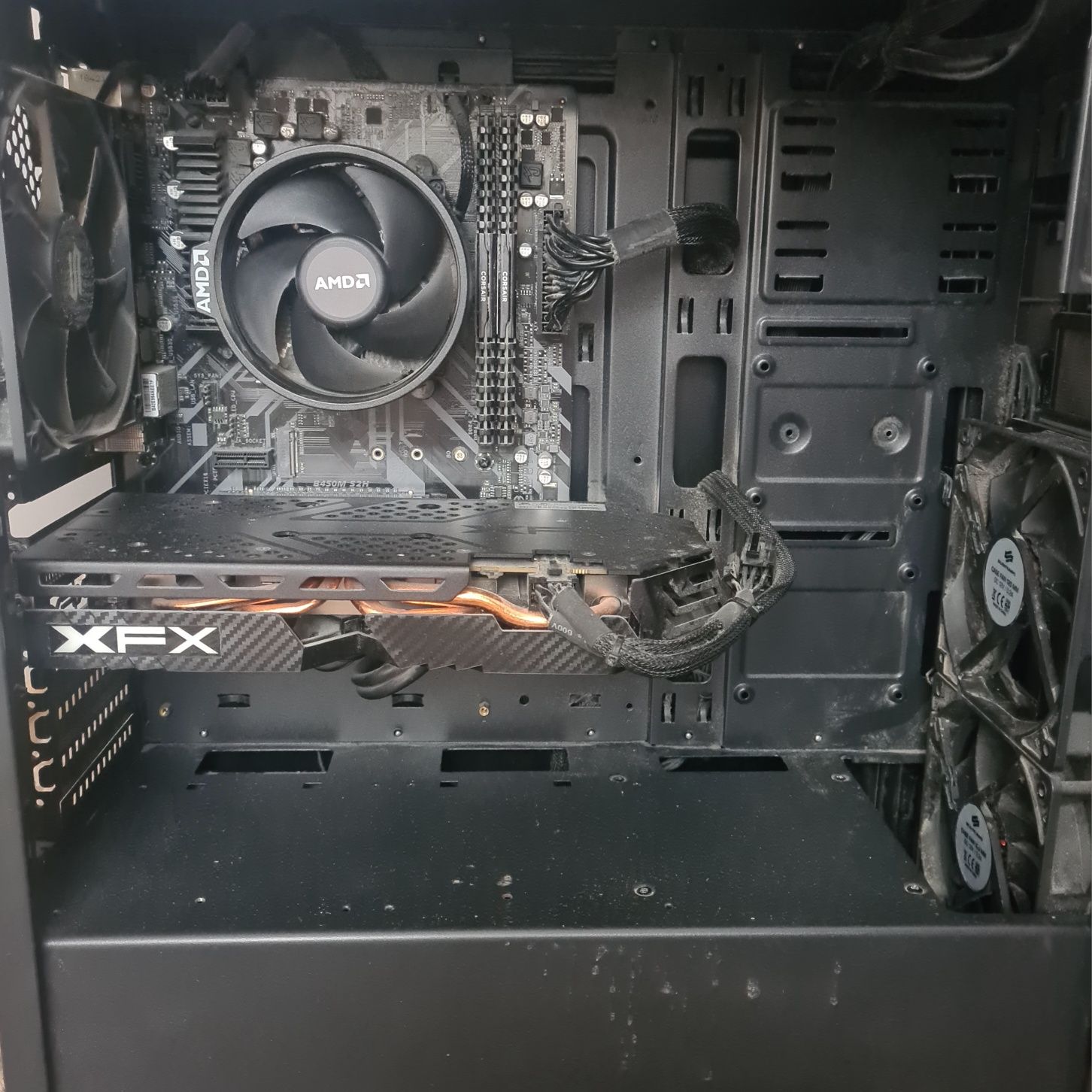 Ryzen 5 1600, RX 580, 16gb Ram DDR4, SSD 120gb, HDD 1TB.