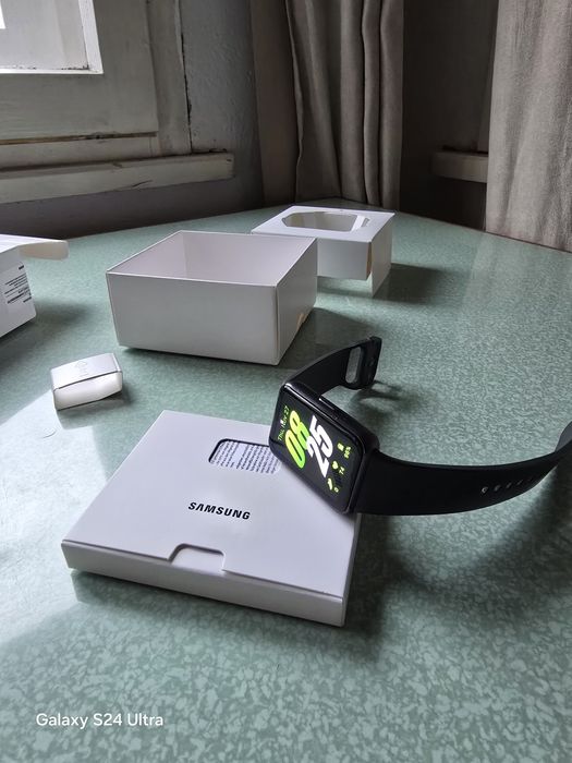 Чисто нова смарт гривна Samsung Galaxy fit 3