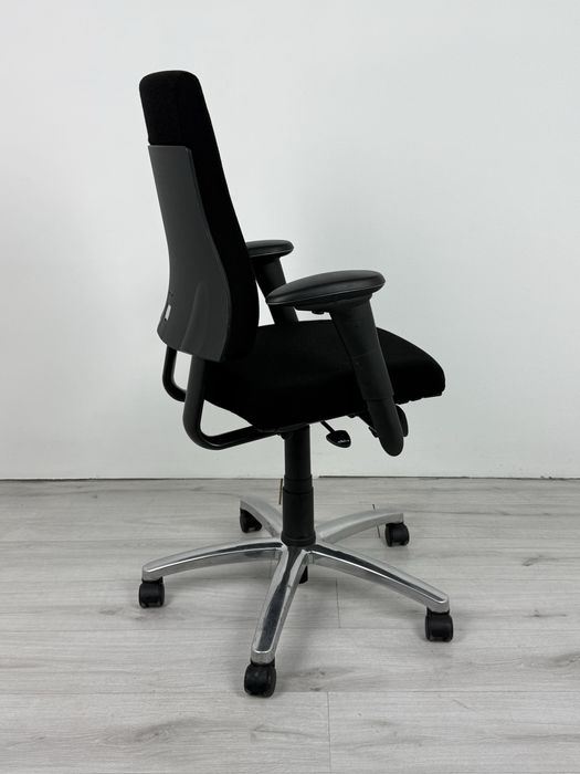 Офис стол BMA ергономик Модел Axia висока клас Черна тапицерия