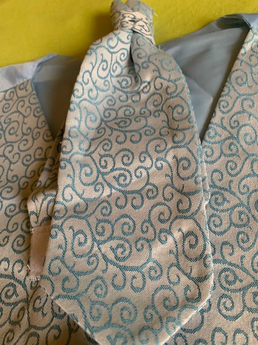 vand vesta cu cravata, eleganta baieti