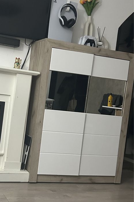 Vand doua corpuri cu oglinzi