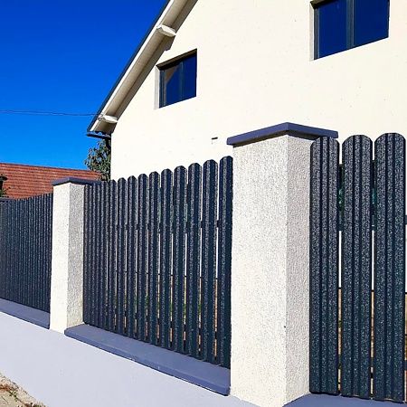 Construim la comanda dvs. garduri si porti din:
- panouri stil jaluzea