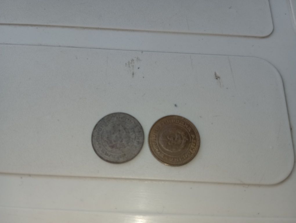 Продавам(НЕ ИЗКУПУВАМ!) 2 броя по 1 стотинка от 1974г. Перфектни за за