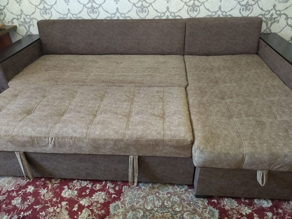 Диван раскладной с мягкой оббивкой.