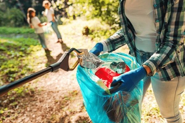 Помогаю по дому по двору все что вязано с двором )