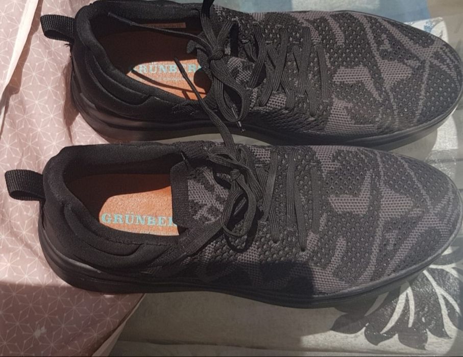 Продам мужские кроссовки