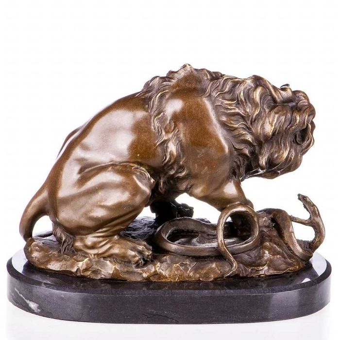 Statueta bronz reprezinta lupta dintre leu și șarpe după Barye.