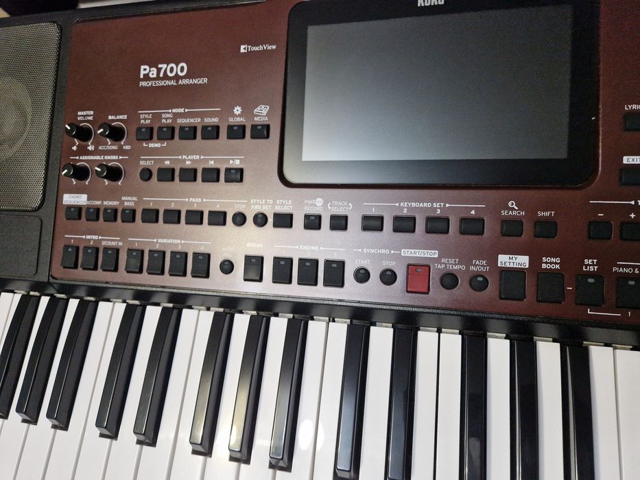 Vând Korg PA 700