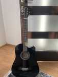 Vând chitara acustica Negru 4/4 38”(95x35cm),6 corzi metalice,20 taste