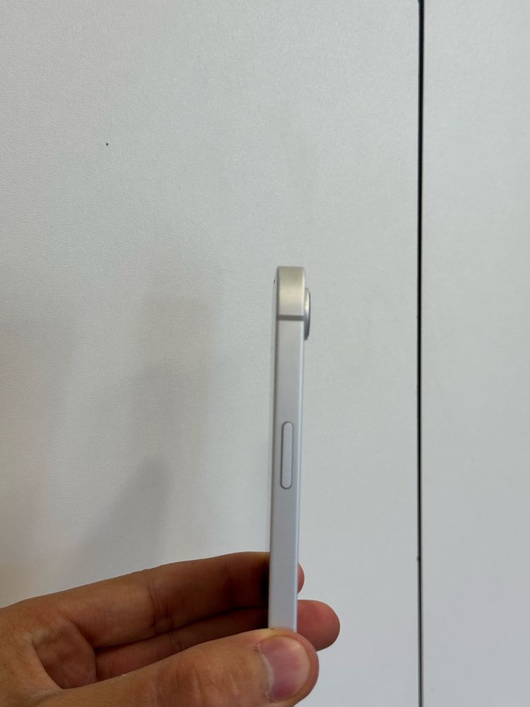 Продавам отличен iPhone 16e 100% батерия