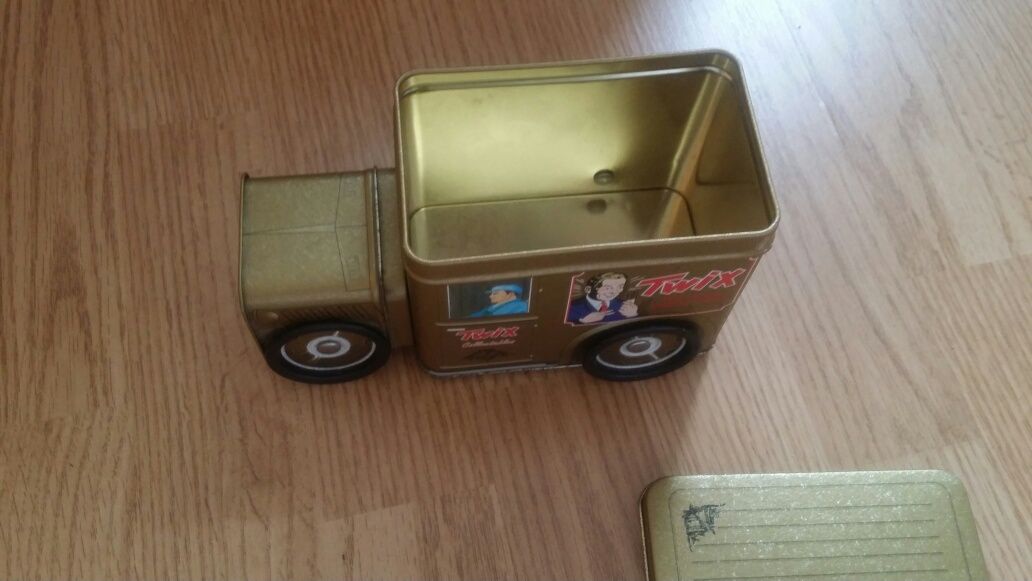 Masinuta retro in forma de cutie au fost bomboane twix,pret50leifix.