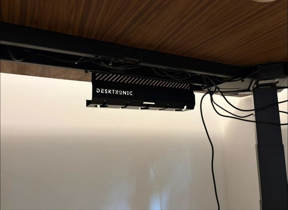 Birou de colț premium, reglabil electric pe înălțime - furnir de nuc