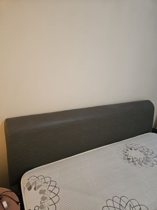 Спалня с матрак и нощни шкафчета