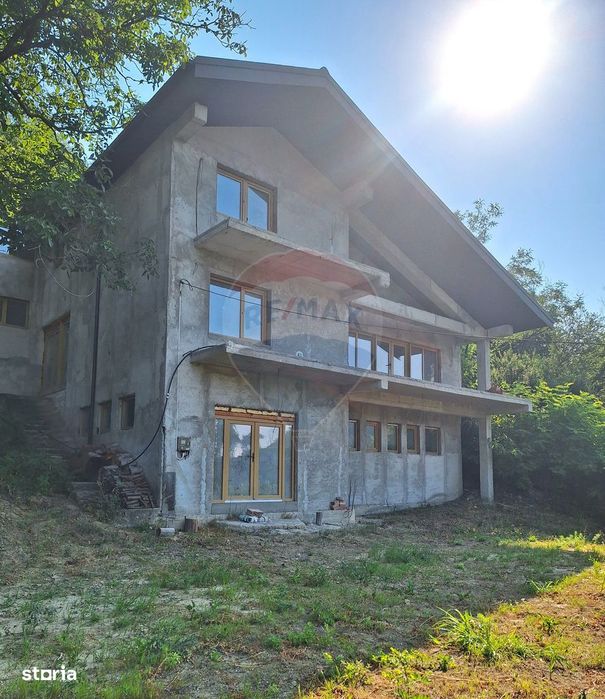 Casă / Vilă la gri aproape gata sa devina " acasa" !