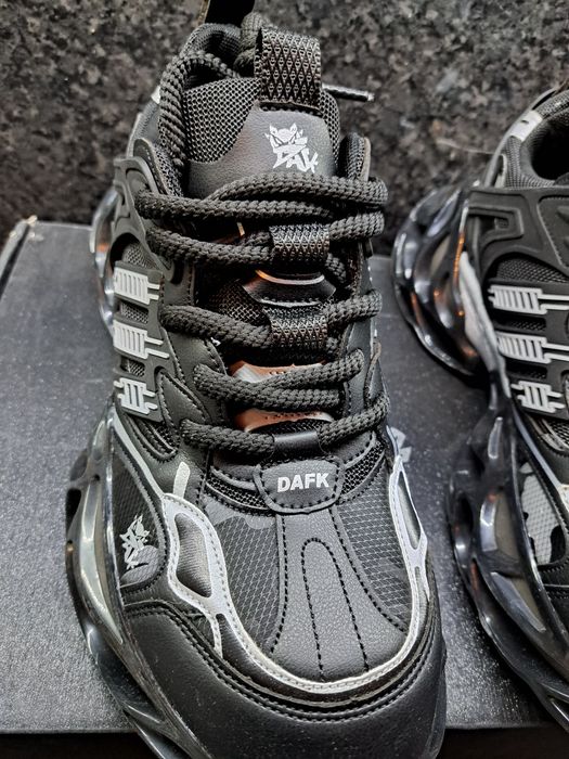 Продавам тези чисто нови мъжки маратонки закупени от Германия оригинал