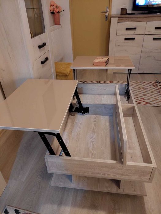 Masă living pe roți și 4 locuri de depozitare.