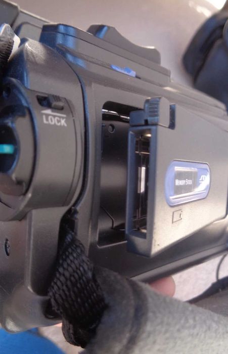 Camera video profesionala pe casete miniDV