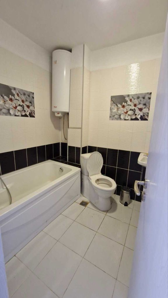 Продава се Тристаен апартамент в Асеновград - 90 кв.м за 1200 €/кв.м - Снимка #2