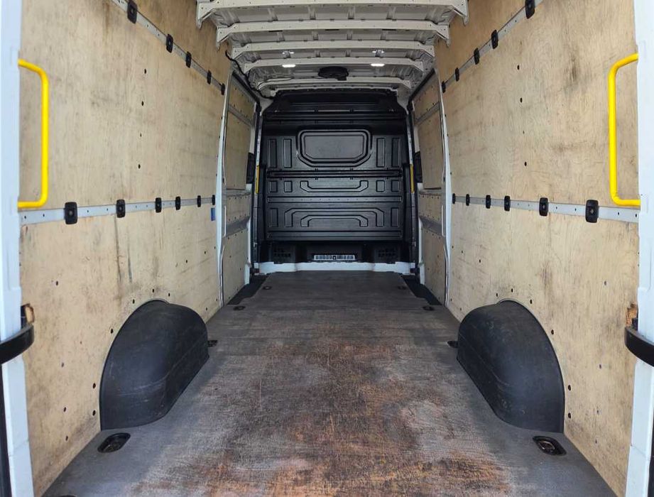Închiriere dube Volkswagen Crafter Extralung – L4H3