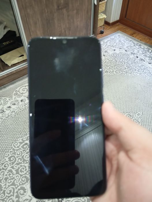 Продаёт Redmi Note 7 в очень хорошем качестве