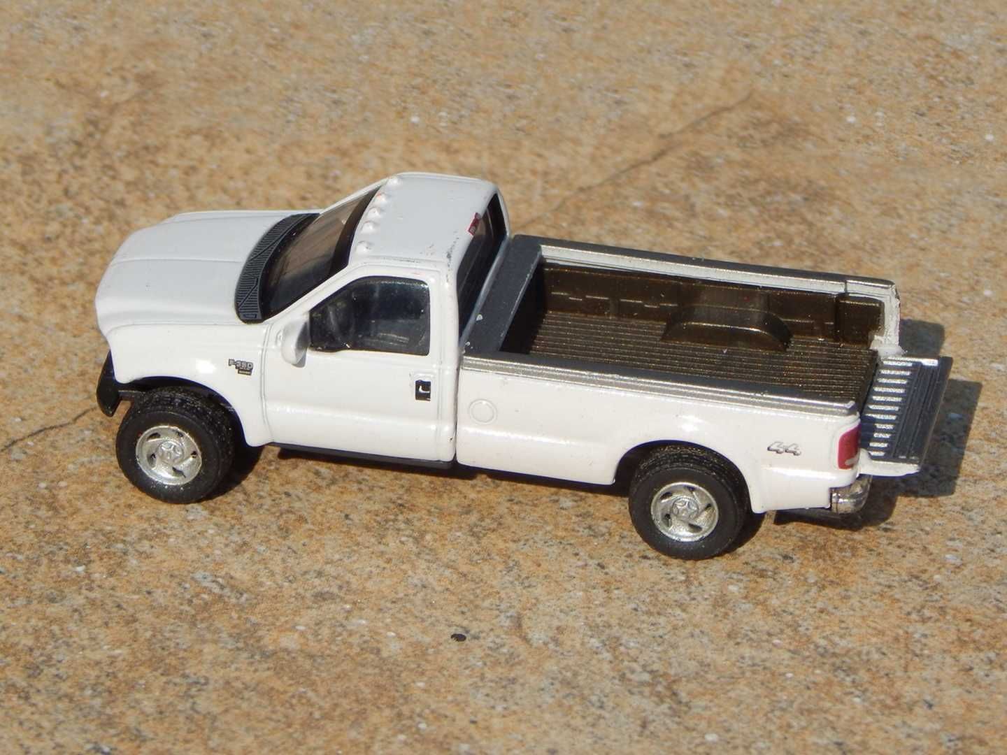 Macheta Ford F-350 1999 lipsa masca pt diorame piese sc 1:72