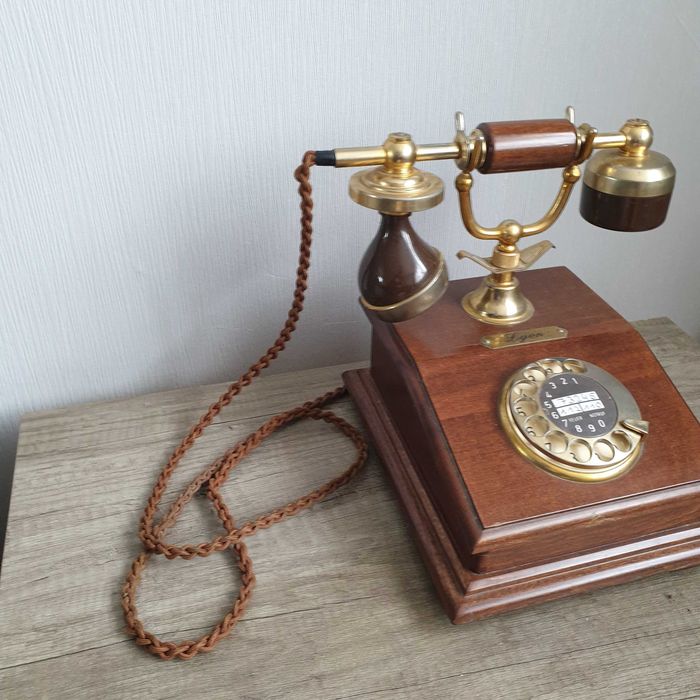 Стар дървен телефон марка "Лион"