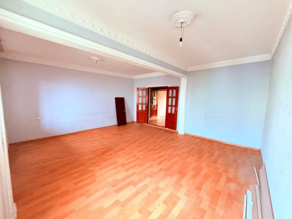 Продаётся 3 комнатная квартира с отличной локатцией