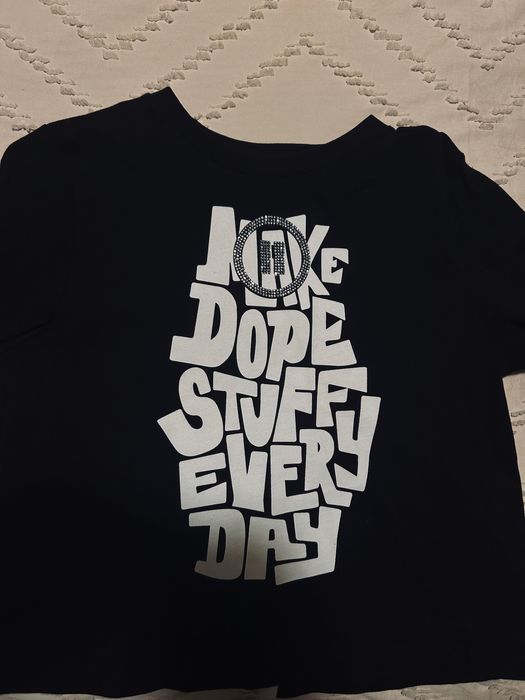 Черна оригинална блуза с къс ръкав на pъкав на pause.