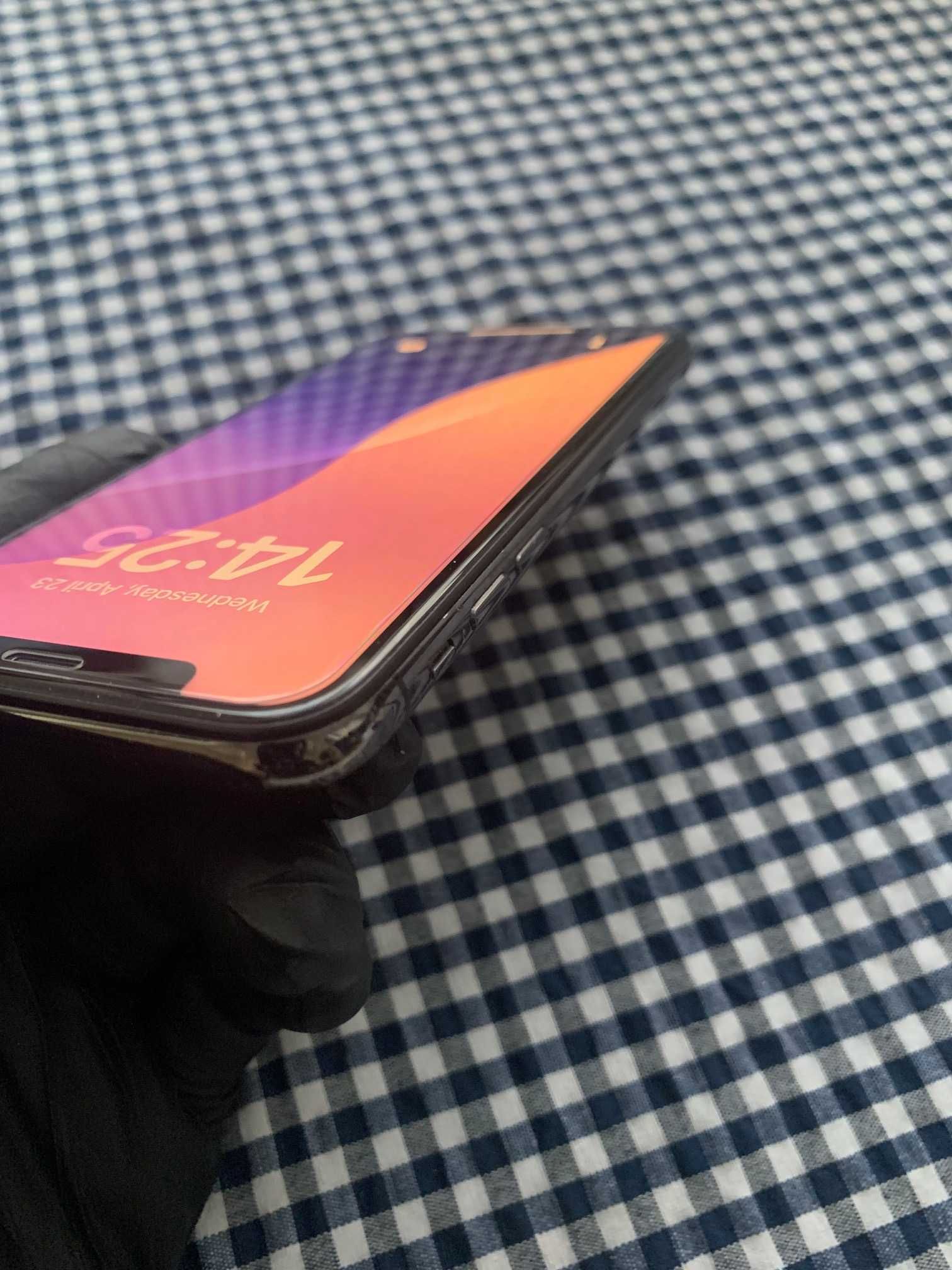 Продавам черен iPhone XS 256GB с аксесоари