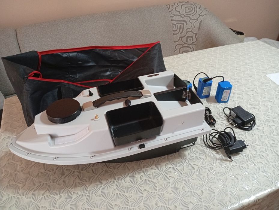 Лодка за захранка D19