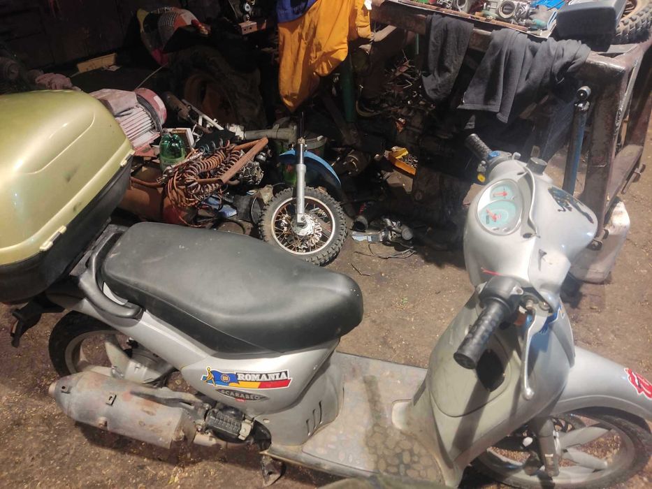 Vând scuter aprilia scarabeo de 100cc