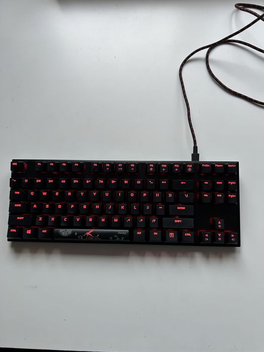 Tastatura gaming hyperx alloy core (+2 seturi de taste)