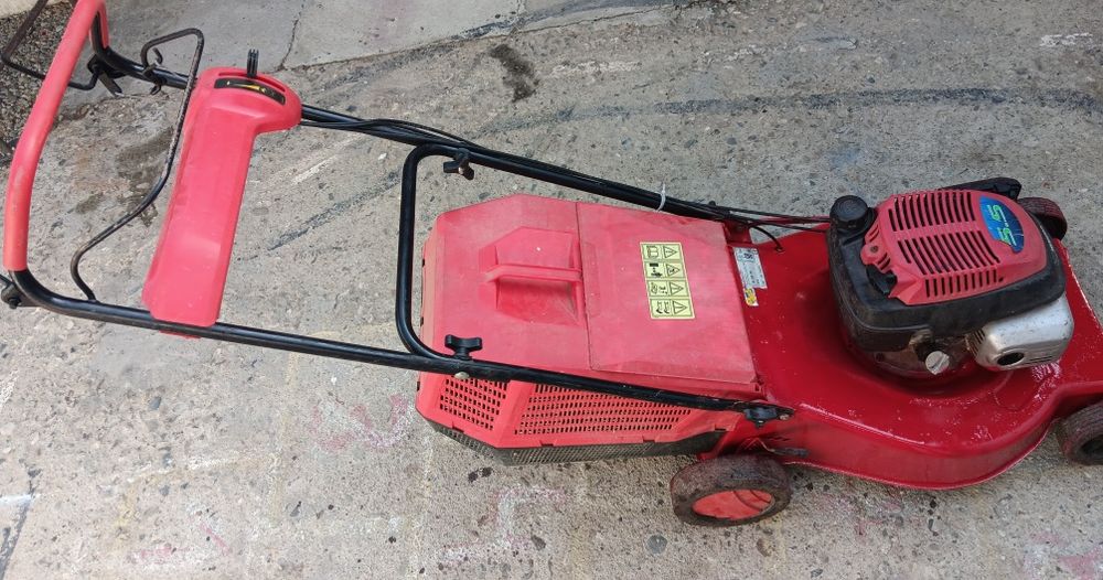 Masina de Tuns Iarba pe Benzina  in 4 Timpi cu Autopropulsie.
